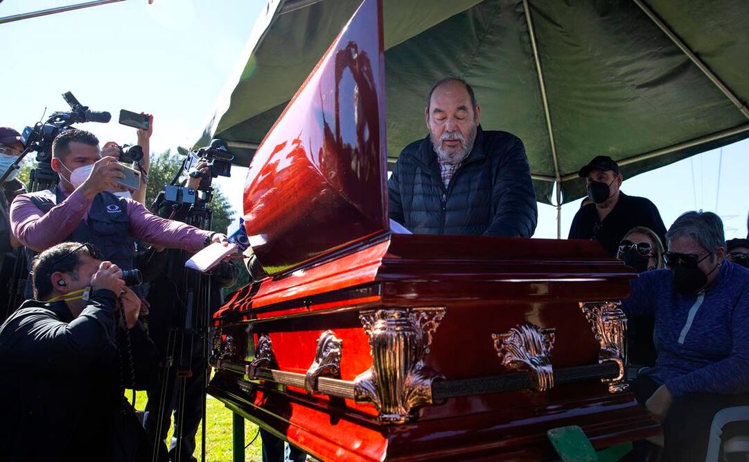 Al entierro de Lourdes Maldonado asistieron familiares, amigos y colegas de la prensa, además de sus mascotas. Foto: Aimee Melo/ EL UNIVERSAL.