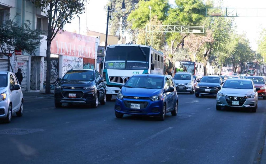 Autoridades advierten que de no realizar el trámite, los conductores se enfrentan a sanciones de tránsito y económicas de hasta 2 mil 346 pesos. Foto: Alejandro Vargas / EL UNIVERSAL.