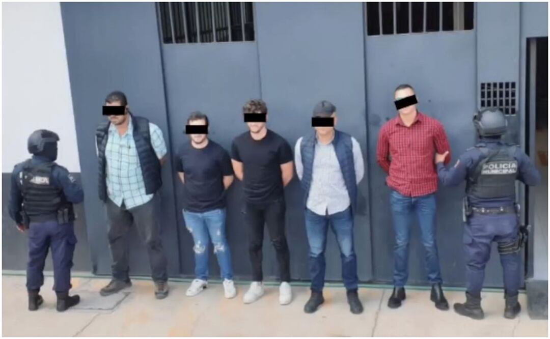 Este grupo de personas detenidas en Hidalgo portaban cinco armas cortas, así como un arma grande R1 223, las cuales estaban listas para ser accionadas. Foto: Especial