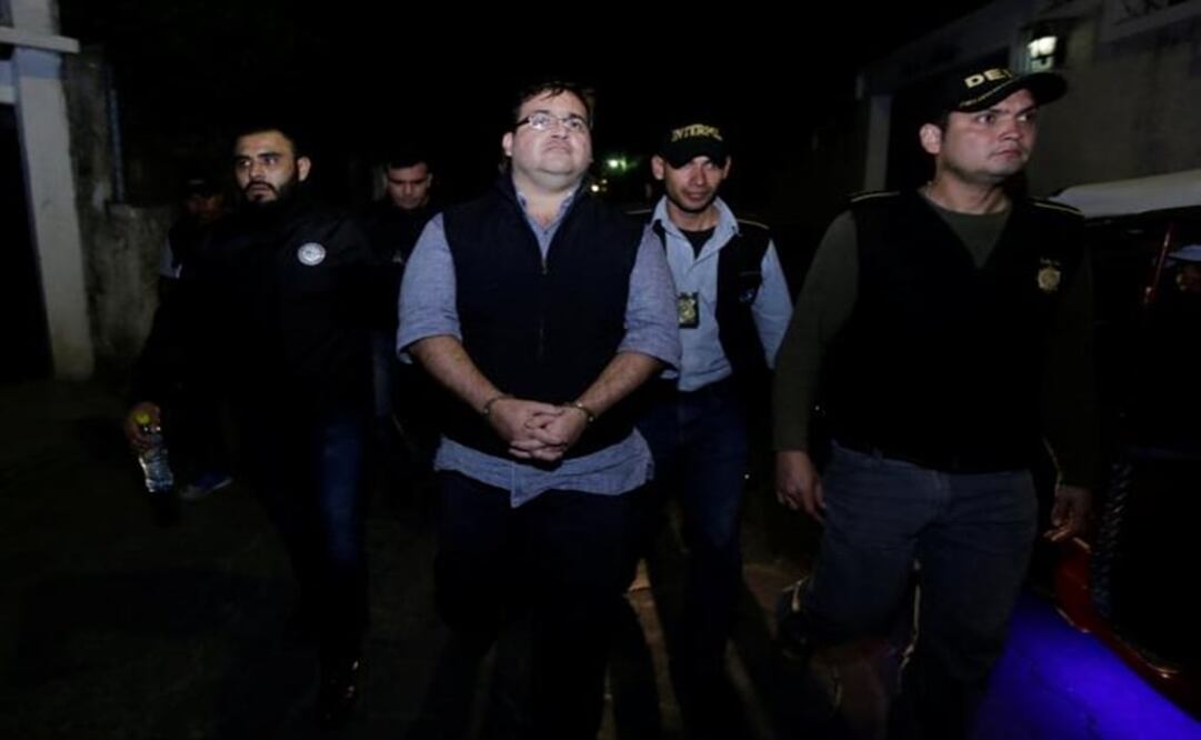 Former governor of Mexican state Veracruz Javier Duarte (C) is escorted by Guatemalan police after he was detained in a hotel in Panajachel, Guatemala 15 April 2017- Photo: Danilo Ramírez/REUTERS