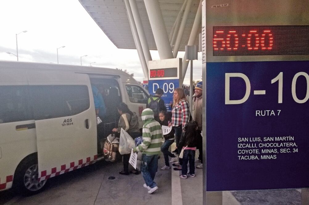 Checadores de las diferentes rutas de transporte llamaban a los pasajeros a gritos, algunos más portaban cartulinas. Personal del sitio repartió mapas a los usuarios con las ubicaciones de las unidades. (FOTO: JUAN MANUEL BARRERA. EL UNIVERSAL)