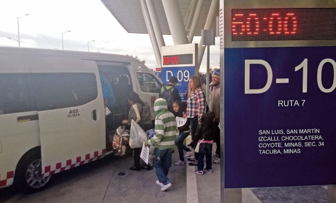 Checadores de las diferentes rutas de transporte llamaban a los pasajeros a gritos, algunos más portaban cartulinas. Personal del sitio repartió mapas a los usuarios con las ubicaciones de las unidades. (FOTO: JUAN MANUEL BARRERA. EL UNIVERSAL)