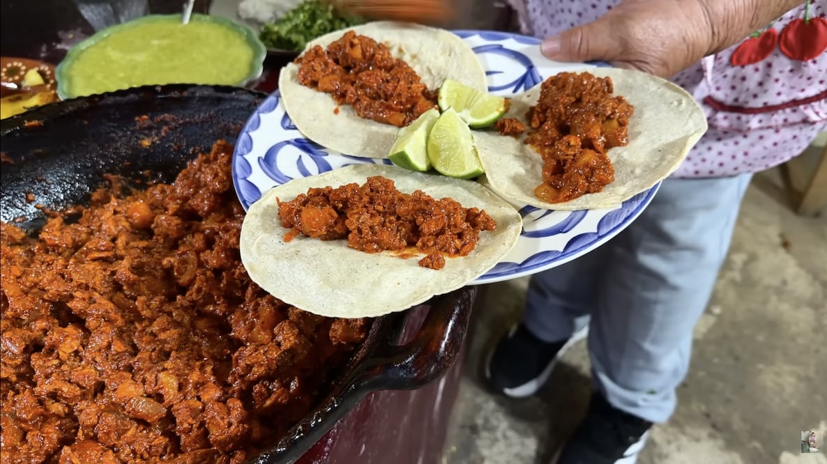 Los tacos al pastor se caracterizan por la carne cocinada en un trompo vertical. Foto: Captura de pantalla / YouTube "De mi Rancho a Tu Cocina"