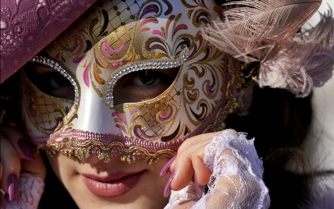 Una mujer usa una máscara durante el histórico Carnaval de Venecia, en Venecia, Italia, el sábado 15 de febrero de 2025. Foto: AP