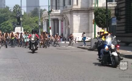 Ciclistas desnudos ruedan del Monumento a la Madre al Zócalo