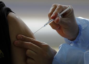 Vacunas de refuerzo generan mayor protección contra ómicron, afirma informe del Reino Unido