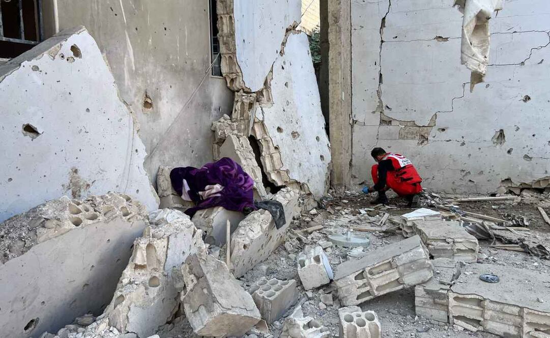 Un socorrista busca restos humanos tras un ataque israelí contra el campo de refugiados palestinos de Ain al-Hilweh, cerca de Sidón, en el sur del Líbano, el 19 de noviembre de 2025. Foto: AFP