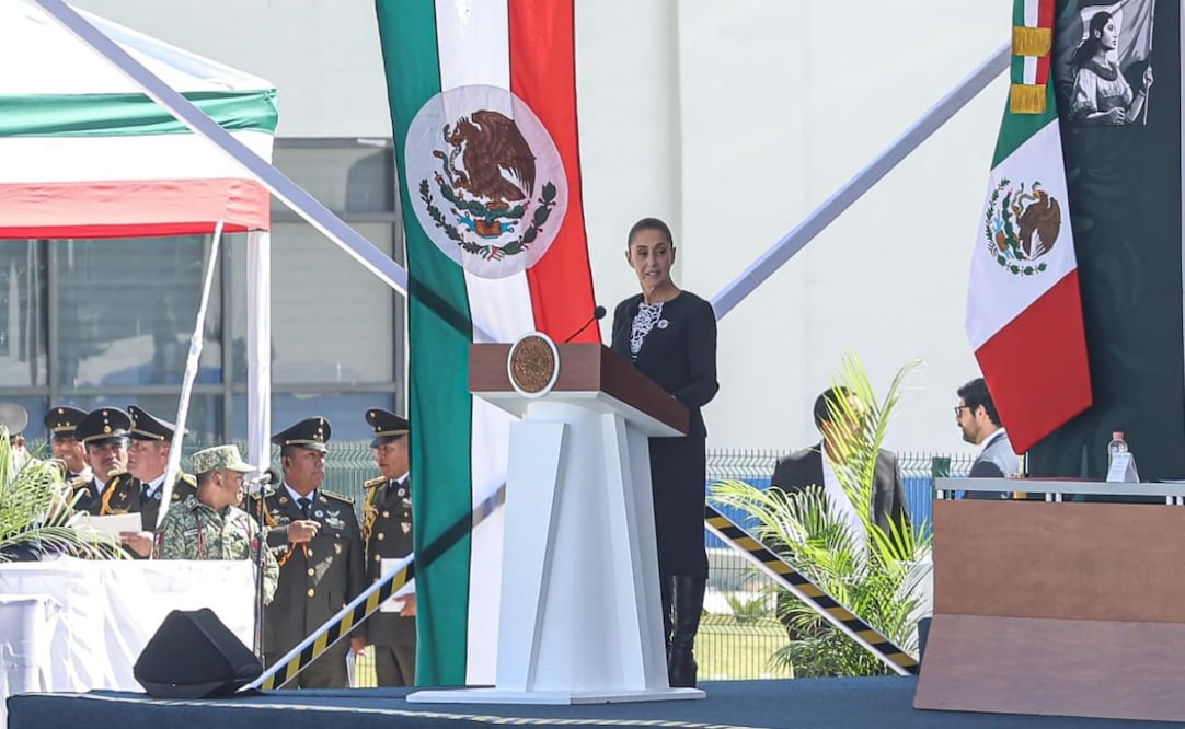 La presidenta Claudia Sheinbaum presidió la ceremonia de Aniversario 111 de la Fuerza Armada de México en la Base Aérea Militar No. 1 en Santa Lucia. Foto: Gabriel Pano/EL UNIVERSAL