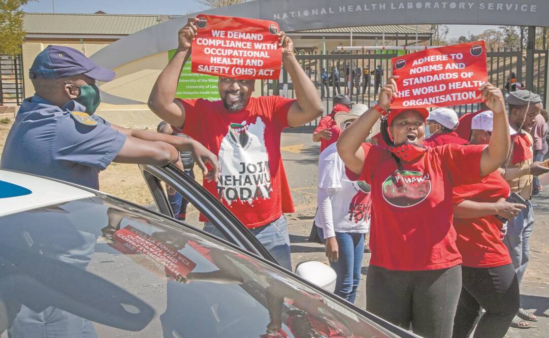 Protesta contra la falta de personal y equipo médico afuera del Servicio Nacional de Laboratorios de Salud, en Johannesburgo. Foto: THEMBA HADEBE. AP
