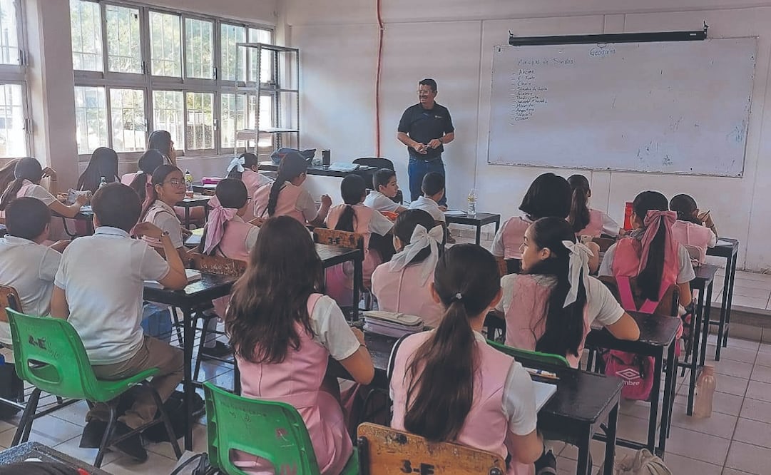 En las aulas ya es común que al escuchar cualquier estruendo, el o la maestra le pidan a sus estudiantes tirarse al piso para resguardar su integridad física, señalan. Archivo El Universal