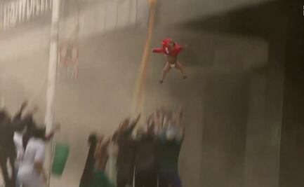 Se viraliza video de mujer aventando a su hija desde edificio en llamas en Sudáfrica