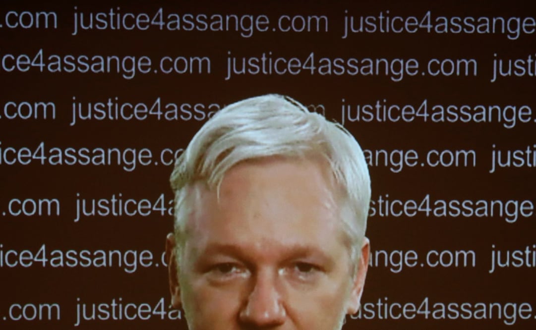 WikiLeaks founder Julian Assange appears on screen via video link during a news conference at the Frontline Club in London, Britain - Photo:Neil Hall/REUTERS