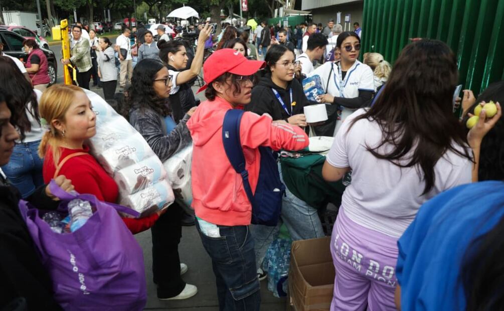 Mexicanos muestran su solidaridad en el Magdalena de las Salinas a afectados por explosión en el puente de la Concordia. Foto: Carlos Mejía/EL UNIVERSAL