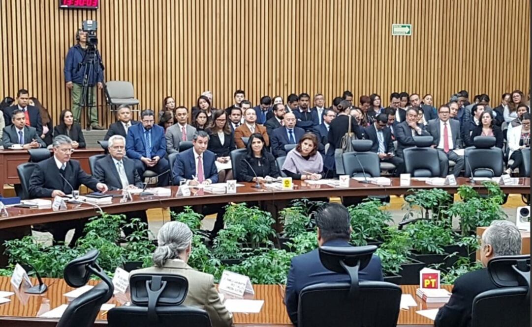 Los dirigentes partidistas participaron en la sesión especial del INE para conmemorar el centenario de la Constitución. /@Ale_BarralesM