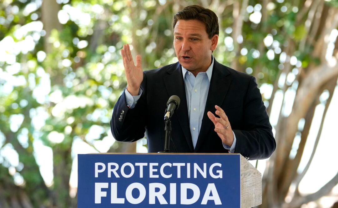 El gobernador de Florida, Ron DeSantis, habla durante una conferencia de prensa en el Parque Estatal Bill Baggs Cape Florida. Foto: AP