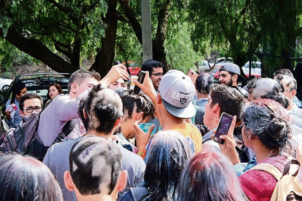 Novatada. A los alumnos de nuevo ingreso a la UAZ los rapan y les dan a tomar bebidas alcohólicas, como parte de un ritual de aceptación (IRMA MEJÍA. EL UNIVERSAL)