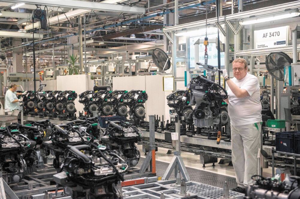 El Brexit puede alterar las cadenas de suministro de automotrices, advierten. Foto: MICHAL CIZEK. AFP