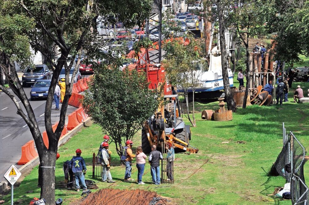 En medio de la oposición vecinal, ayer comenzaron con los trabajos de la construcción de los túneles en Río Mixcoac (DARÍO RODRÍGUEZ. MICPHOTOPRESS)
