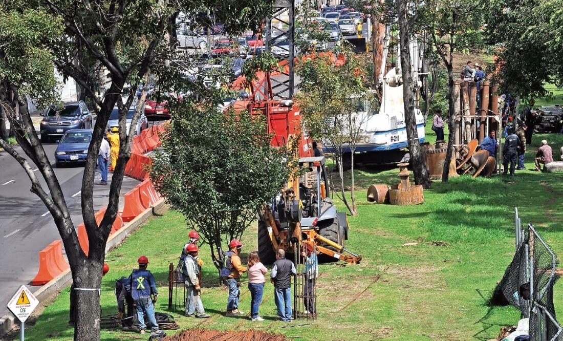 En medio de la oposición vecinal, ayer comenzaron con los trabajos de la construcción de los túneles en Río Mixcoac (DARÍO RODRÍGUEZ. MICPHOTOPRESS)