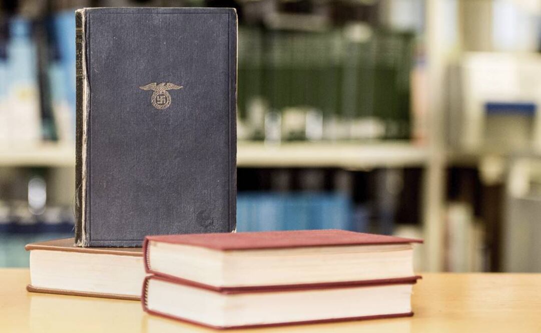 En las páginas de la derecha está el texto de Mein Kampf, con la paginación de la edición original, y en las de la izquierda, los comentarios que cuestionan y contextualizan a Hitler. FOTO: EFE.