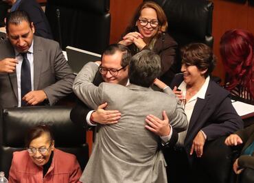 Hijo mayor de AMLO visita Cámara Alta; saluda a senadores