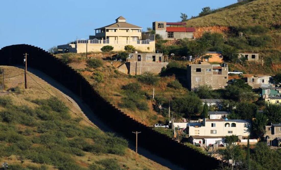 Houses in Nogales, Mexico (R) and Nogales, Arizona, U.S. (L) - Photo: REUTERS/Mike Blake