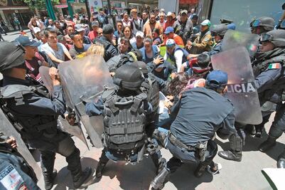 Se enfrentan ambulantes y agentes en Toluca