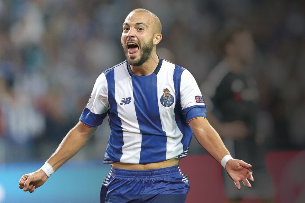 El volante André André aprovechó un rebote del guardameta Begovic para definir sin marca y abrir el marcador a favor del Porto (STEVEN GOVERNO. AP)