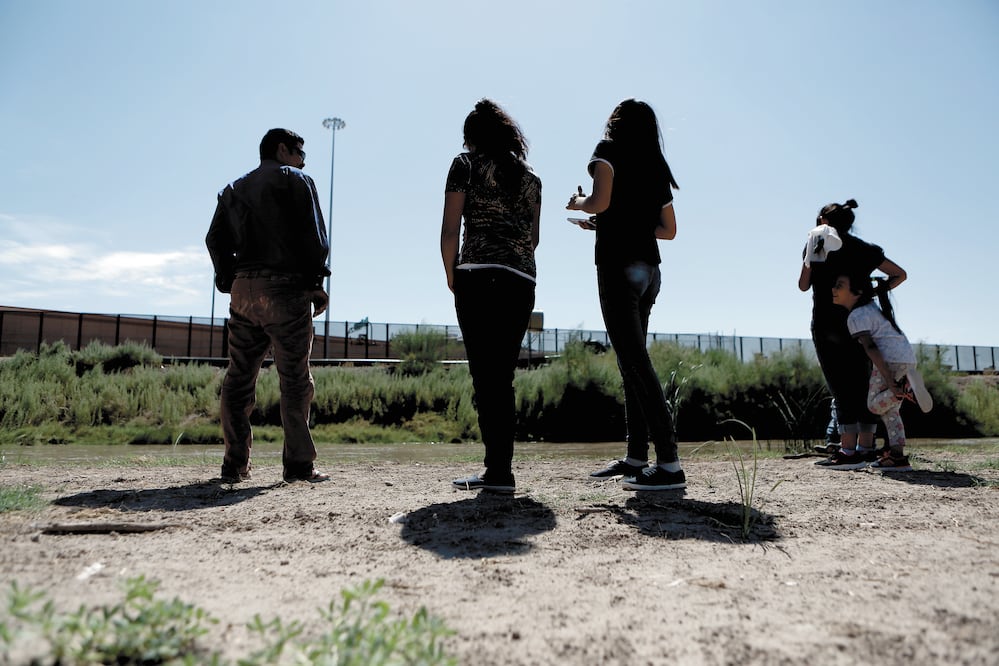 Un grupo de migrantes, entre hombres, mujeres y niños, logró internarse ayer en territorio estadounidense, ya que los elementos de la GN aún no se hallaban en sus puestos. CHRISTIAN TORRES. EL UNIVERSAL