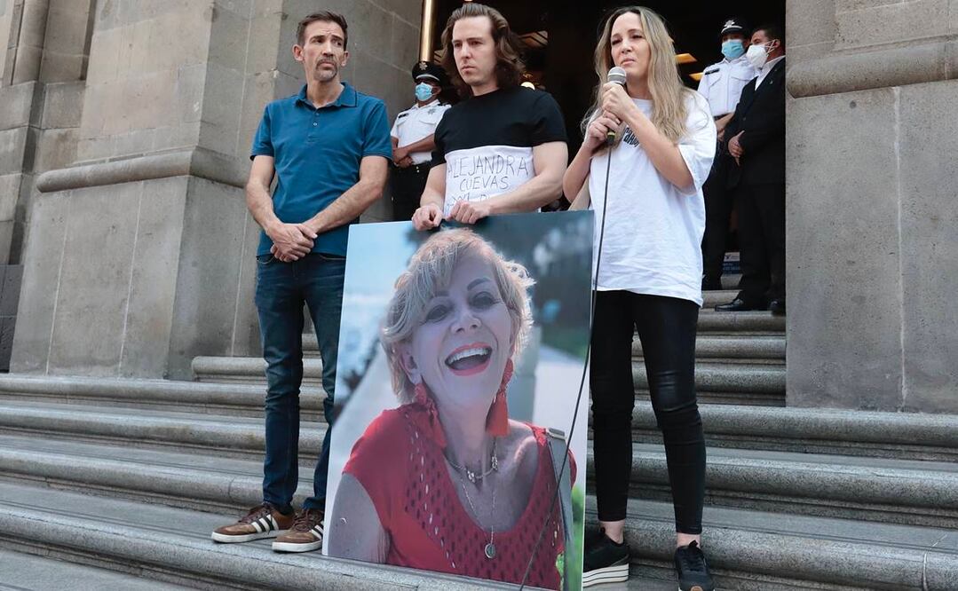 Hijos de Alejandra Cuevas afuera de la Suprema Corte durante la discusión del primer proyecto por el caso Gertz Manero. Foto: Archivo/EL UNIVERSAL