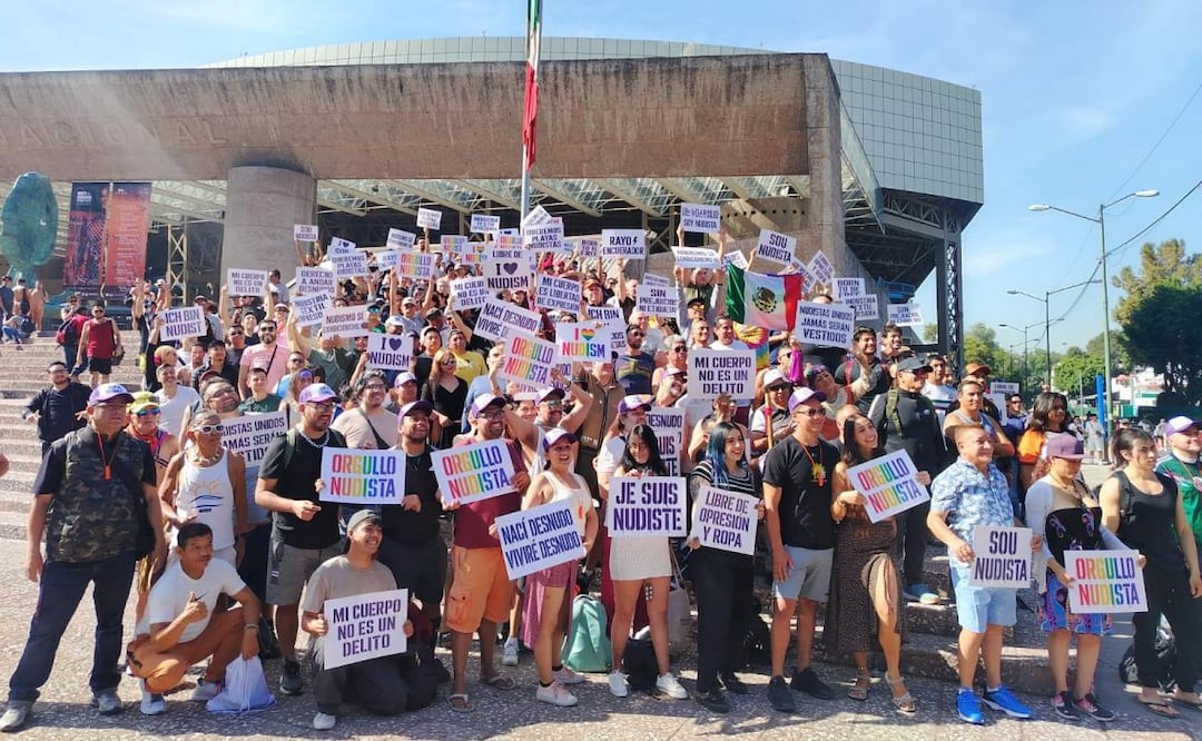 Personas se reúnen en las escalintanas del Auditorio Nacional por el Día al Desnudo 2026 (30/05/2026). Foto: Especial