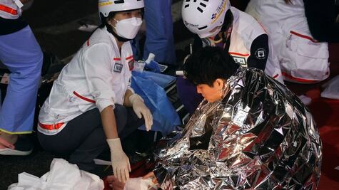 Las dramáticas imágenes de la estampida en Corea del Sur que dejó más de 140 muertos