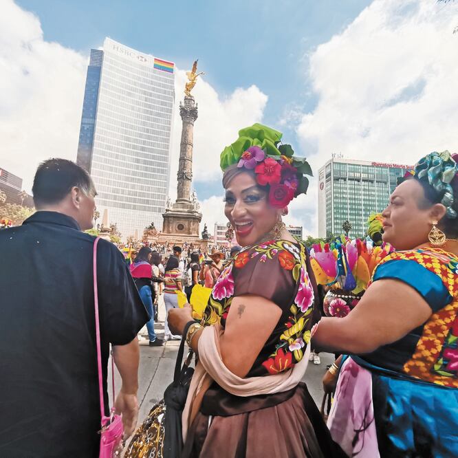En la marcha del orgullo gay las muxes tocaron música tradicional del Itsmo. ROSELA CHACA. EL UNIVERSAL