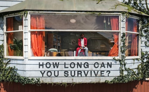 Netflix encierra a un hombre durante tres días en una valla publicitaria para promocionar su nueva película
