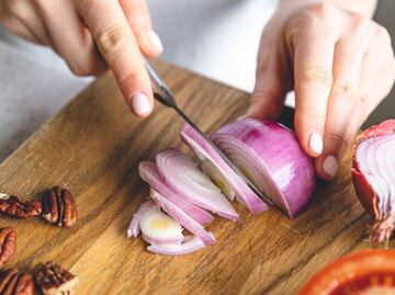 ¡No las tires! Cómo aprovechar la cáscara de la cebolla
