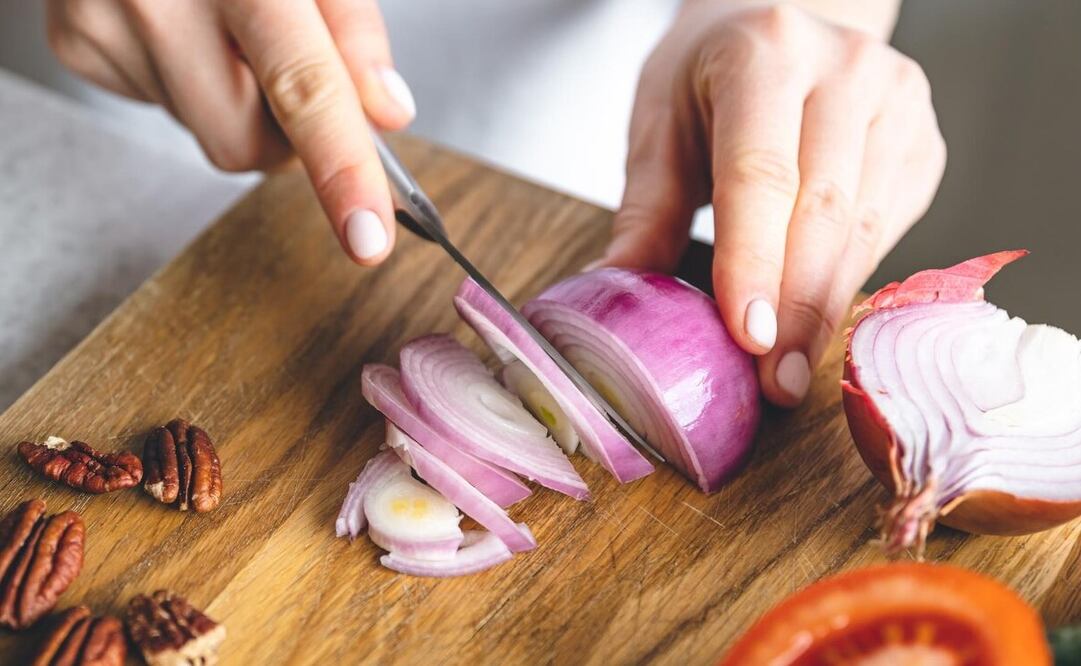 Aprende a reciclar la cáscara de la cebolla en tus recetas. Foto: Freepik