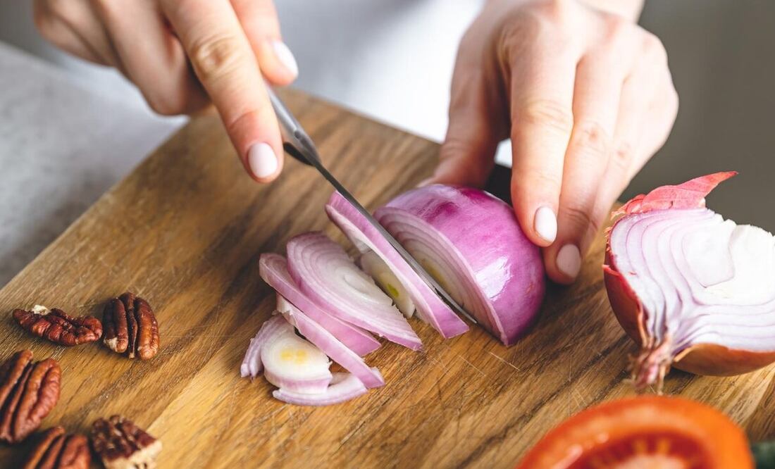 Aprende a reciclar la cáscara de la cebolla en tus recetas. Foto: Freepik