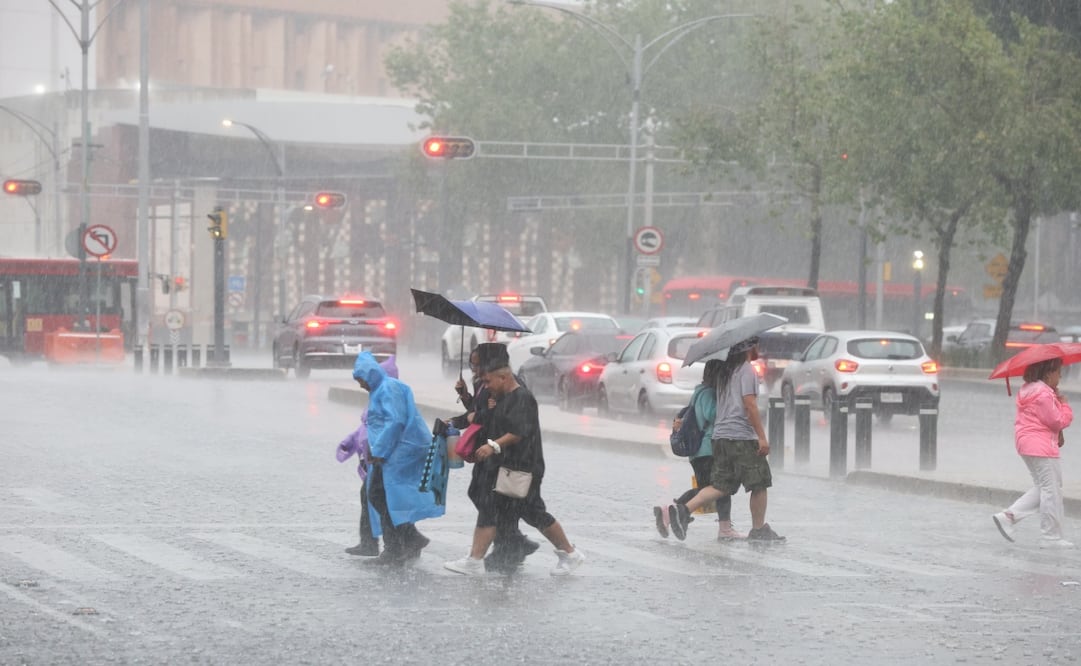 Lluvia, acompañada de ráfagas de aire en el centro de la Ciudad de México.
Foto: Valente Rosas
