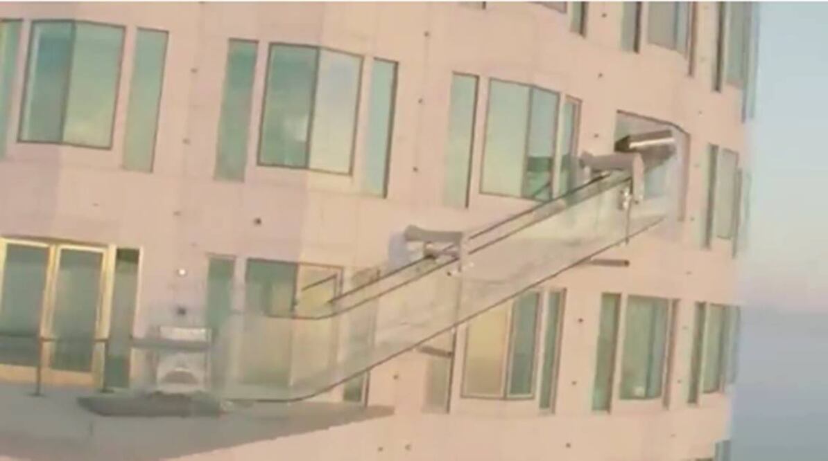 El tobogán se encuentra en el US Bank Tower, uno de los rascacielos más altos de la ciudad (ARCHIVO. EL UNIVERSAL)