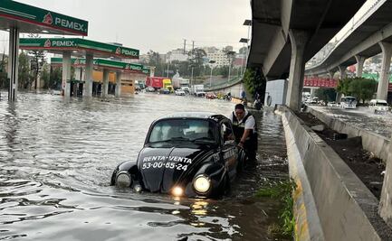 Intensa lluvia deja varado un vehículo tras inundación en Periférico Norte 