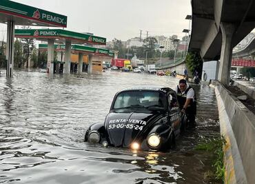 Intensa lluvia deja varado un vehículo tras inundación en Periférico Norte