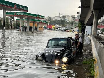 Intensa lluvia deja varado un vehículo tras inundación en Periférico Norte