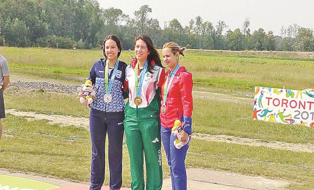 Alejandra Goretti, flanqueada por Fernanda Russo (Arg.) y Eglys de la Cruz (Cuba) . Foto: CORTESÍA CONADE