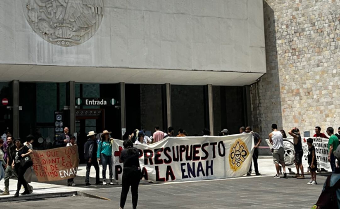 Estudiantes, maestros y trabajadores de la Escuela Nacional de Antropología e Historia (ENAH) protestaron en el Museo Nacional de Antropología; exigen mejores condiciones para su escuela. Foto: Vía Twitter bitchy slug.