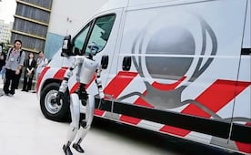 ¡Muy adelantados! Estrenan ambulancia para robots humanoides en Japón