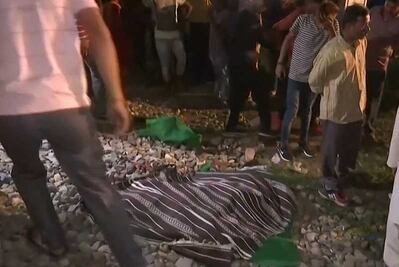 Reportan al menos 50 muertos en accidente de tren en India