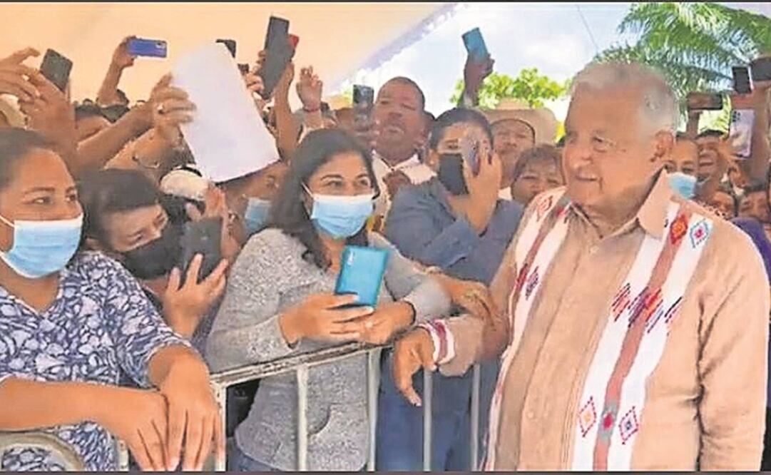 En Villa Corzo, el Presidente saludó a los pobladores. Foto: Tomada de Twitter.