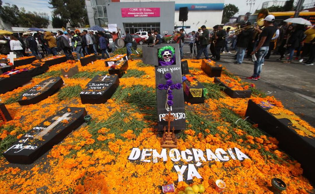 En su protesta, alcaldes perredistas pusieron una ofrenda de Día de Muertos en las afueras de San Lázaro / Carlos Mejía. EL UNIVERSAL