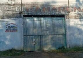 Soldados y policías estatales hallan bodega con 30 autos en Huixtla, Chiapas; entre ellos hay varios vehículos "monstruos"