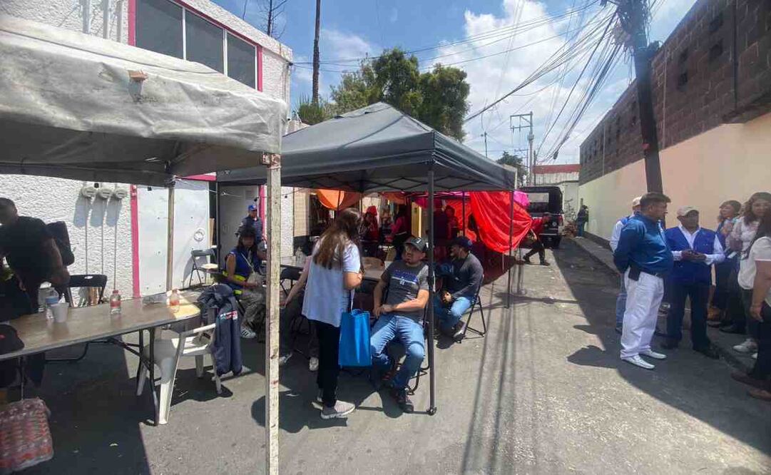 Este centro de acopio recauda víveres, en otro lugar una mesa apila cajas con ropa, un comedor y varias lonas que cubren del intérprete a los damnificados, mientras permanece un cerco policiaco en la zona siniestrada. Foto: Juan Carlos Williams/EL UNIVERSAL